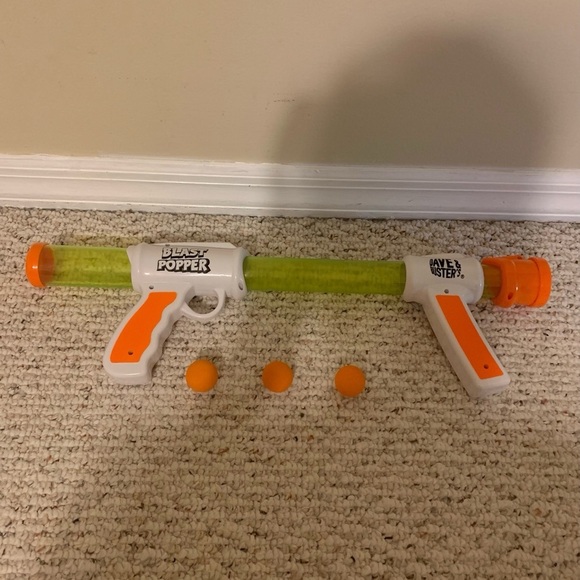 Dave and Busters Blast Popper gun toy, 3 balls - Picture 2 of 5